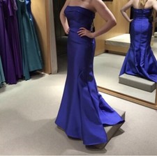 Blaues trägerloses Abendkleid von Pronovias ...