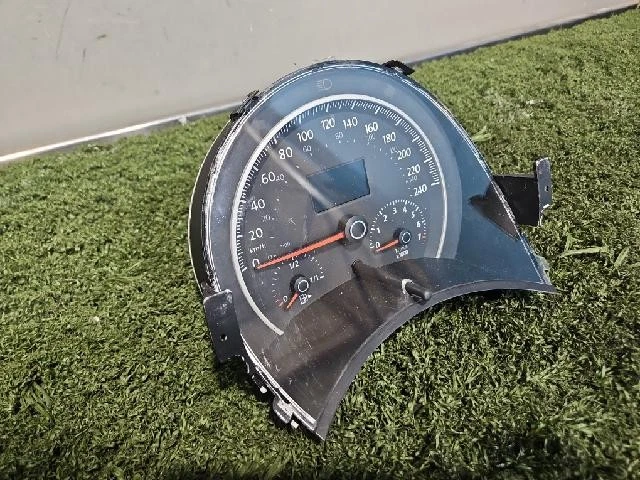 2007 Volkswagen New Beetle Instrument Clusters - Image 2 of 4