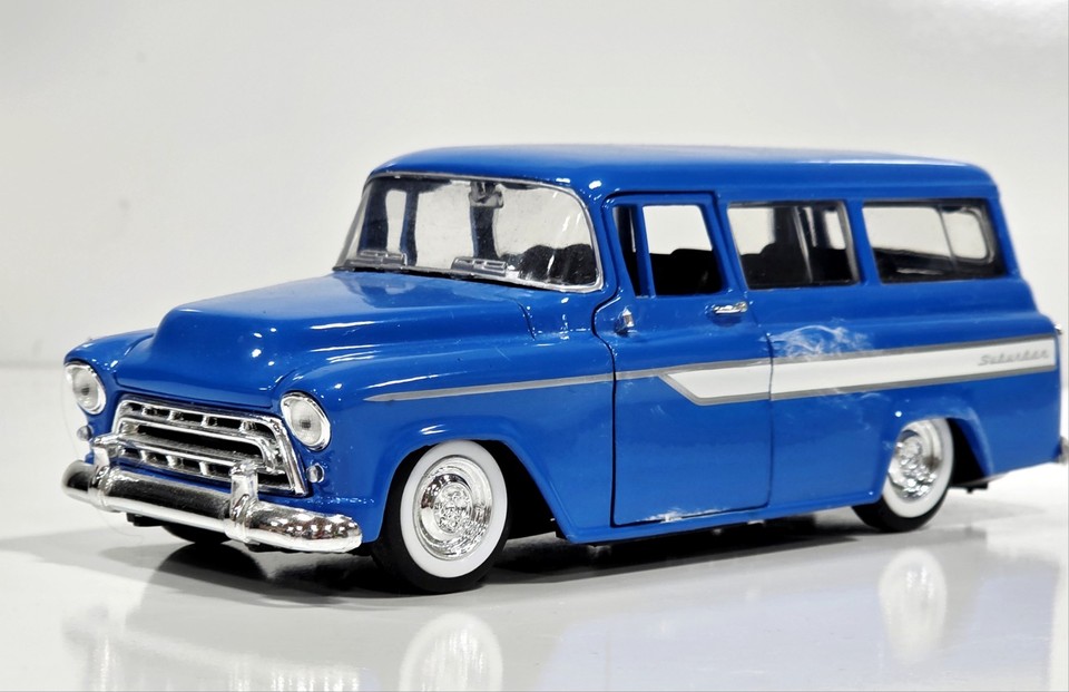 JADA JUST TRUCKS 1957 CHEVROLET SUBURBAN 1/24 Avec