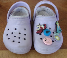 Crocs Clogs Violet Rubber Slip On Comfort Shoes Faux Fur Insole Girls 8 w charms