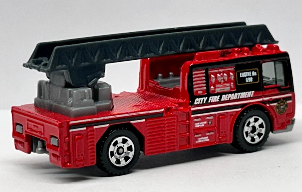 Matchbox 2009 City Fire Dept FIRE ENGINE (Red) Loose - Image 2 of 4
