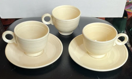 3 Vintage 1930s Homer Laughlin Fiesta IVORY Tea cups &  2 Saucers - PRISTINE!