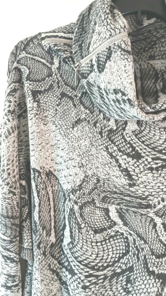 Vestido suéter elástico cuello capucha estampado animal WH Black Market tela muy suave  Foto 3 de 4