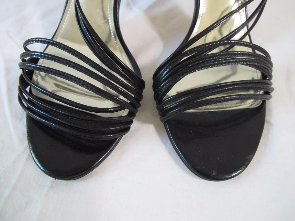 Sandalias de tacón Caparros de charol negro con tiras 8,5 medianas Foto 4 de 4