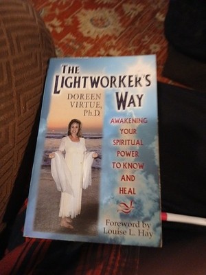D Virtue The Lightworker's Way: Awakening Your Spirtual Power To Know And Heal 