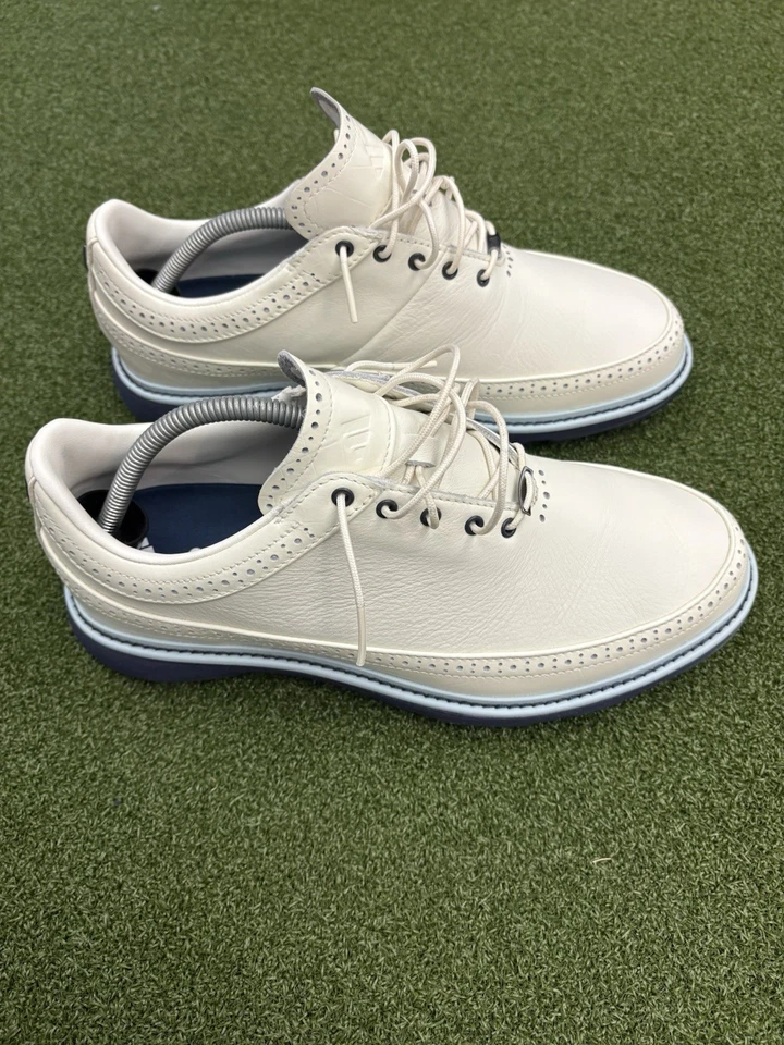 Zapatos de golf Adidas MC80 Oxford sin clavos para hombre (9,5, crema/azul marino) Foto 3 de 4