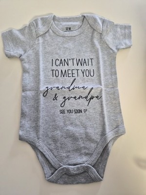    I Can t Wait to Meet You Grandma & Grandpa  Bodysuit   12 Months | (Grey)