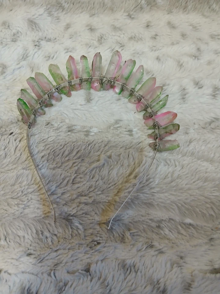 Tiara Luna Creciente Puntos Cuarzo Envuelto en Alambre Diosa Salvia - Rosa y Verde Foto 3 de 3