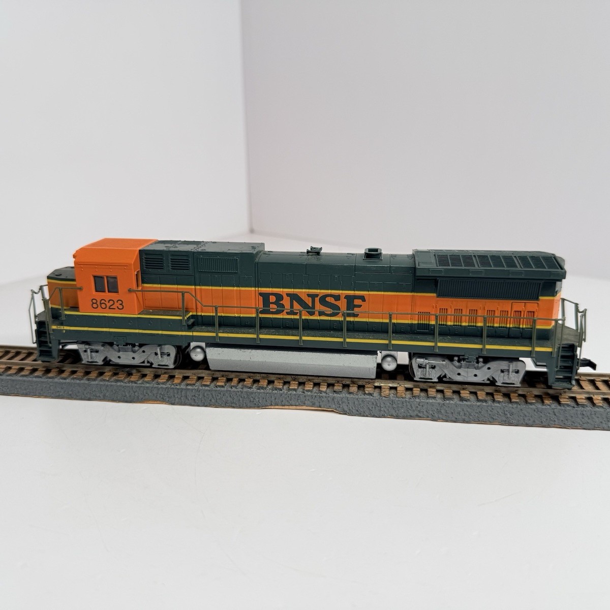 Locomotive Diesel Walthers Dash 8-40B BNSF Avec Son - Échelle H0 - Neuve