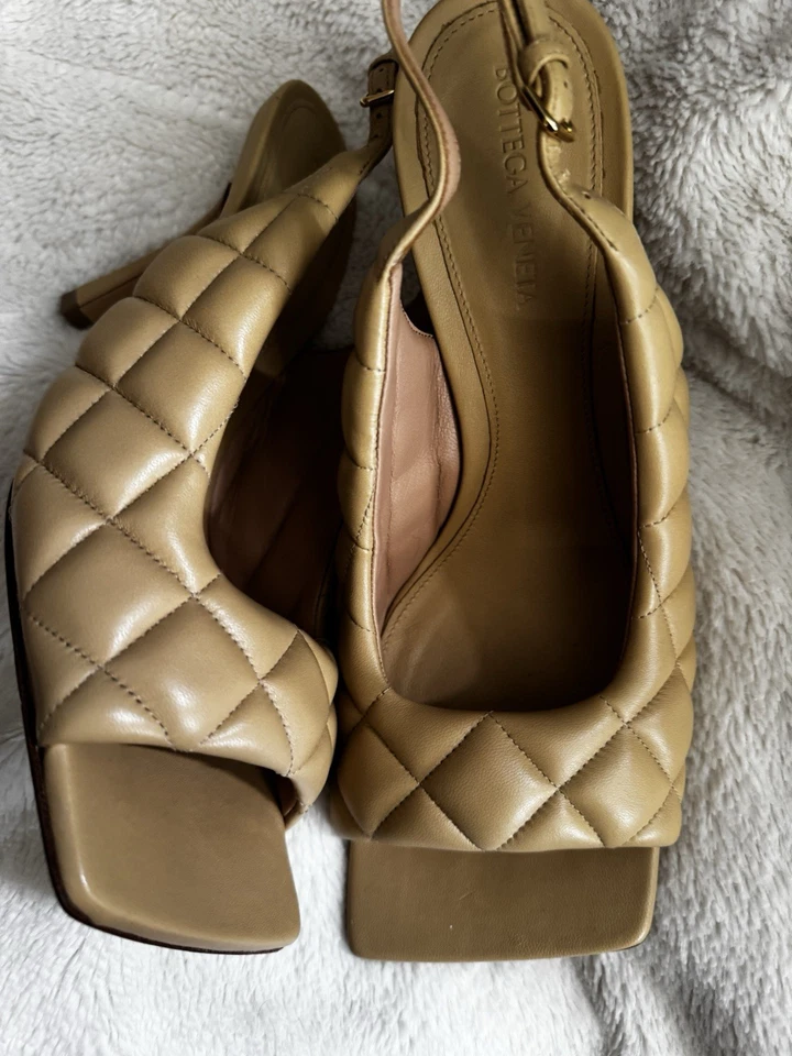 Sandália acolchoada Bottega Veneta em cana-de-açúcar tamanho 39,5 - Imagem 2 de 4