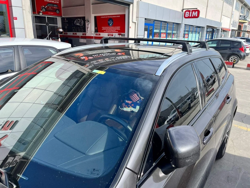 Barra transversal de techo de aluminio plateado para Volvo V90 2016-2025 Foto 4 de 4