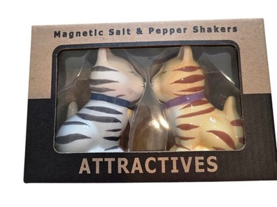 NIB Cat Lover Magnetic Kissing Cats Salt And Pepper Set