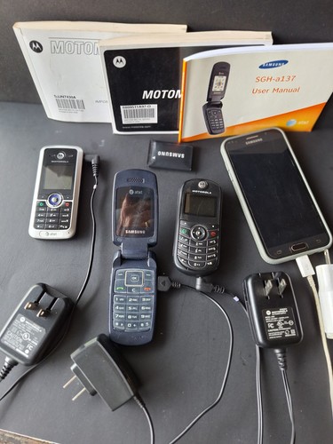 Lot of 4 Cell Phones 2 Motorola and 2 Samsung  4 Chargers for repair or parts