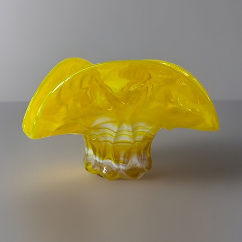 Vintage MCM Slag Yellow White Art Glass Bowl Ashtray UV Reactive Glows - 第 1/7 張圖片