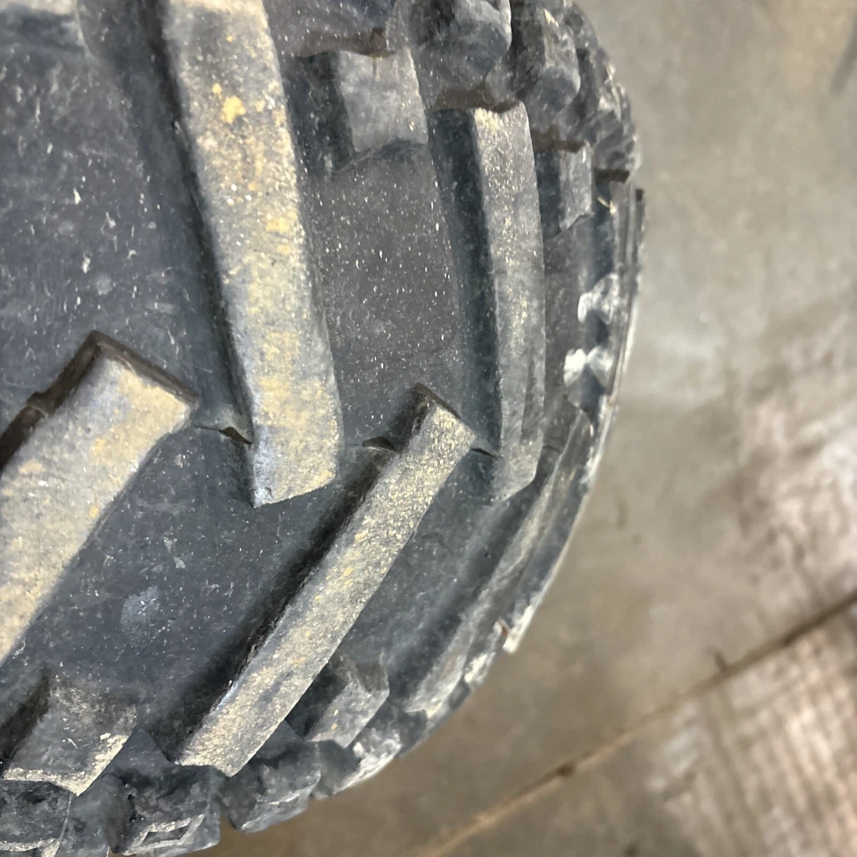 Yamaha Tri-Moto 1983-1985 ytm225dx 225 puertas rueda trasera y neumático 22x11-8 Foto 4 de 4