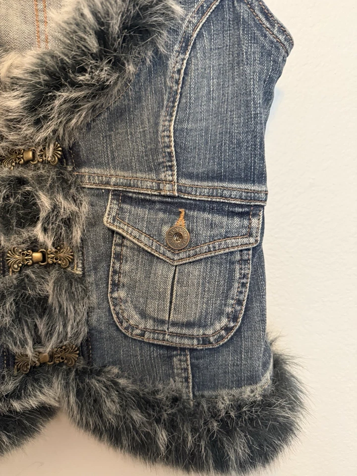 Chaleco vaquero vintage Y2K Guess Jeans con ribete de piel sintética talla pequeña Foto 3 de 4
