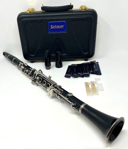 Selmer CL 301 Clarinet with case, extra mouth piece, hard case and extra reeds - Picture 1 of 9