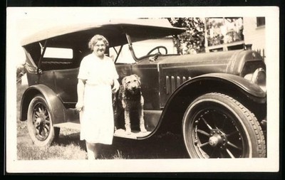 Fotografie Auto Peerless Cabrio 1917 /19, Hausfrau nebst Hund vor der Fahrt nac 
