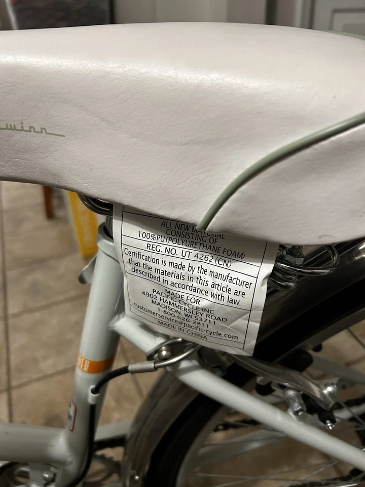 Schwinn Wayfarer  7-Speed Hybrid City Bike With Rear Rack - Image 3 of 4