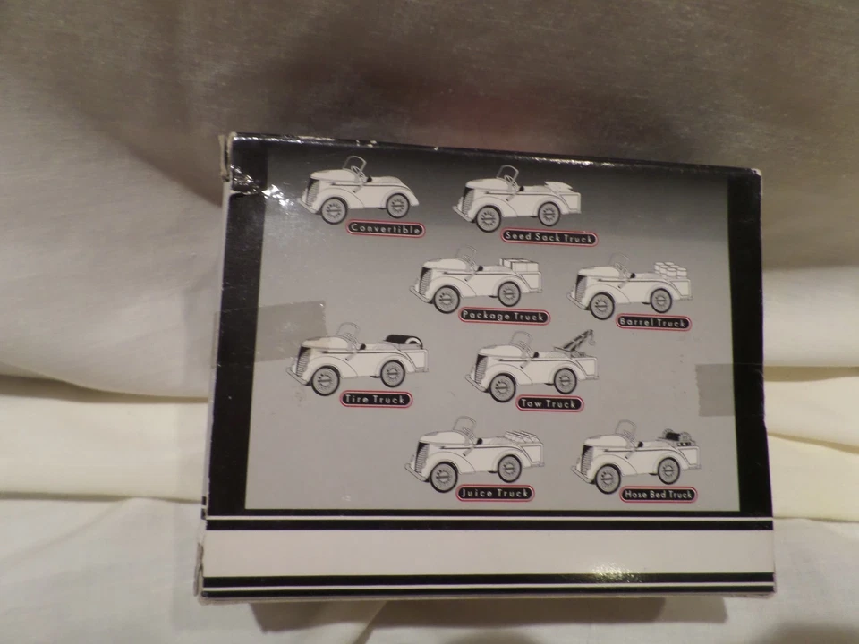 VINTAGE--RARE--1998 "CROWN PREMIUM"  1940 DIE-CAST PETAL CAR-HERSHEY"S KISSES 11 - Image 3 of 4