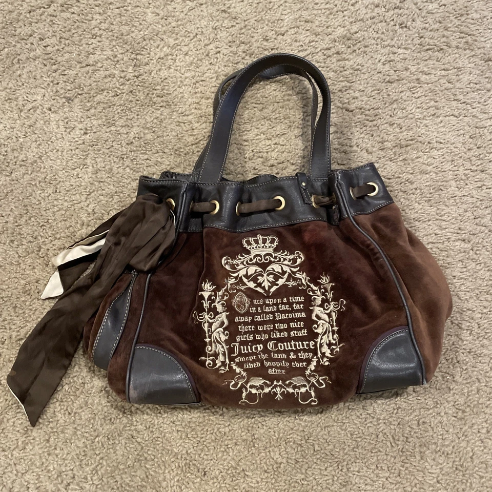 Bolso Cartera Daydreamer "Érase una vez" Terciopelo Juicy Couture De Colección Y2K Marrón Usado en Excelente Condición Foto 2 de 4
