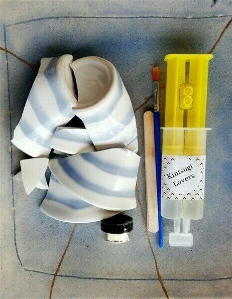 Kit per Kintsugi Lovers, polvere in simil oro e ceramica rotta da ricomporre