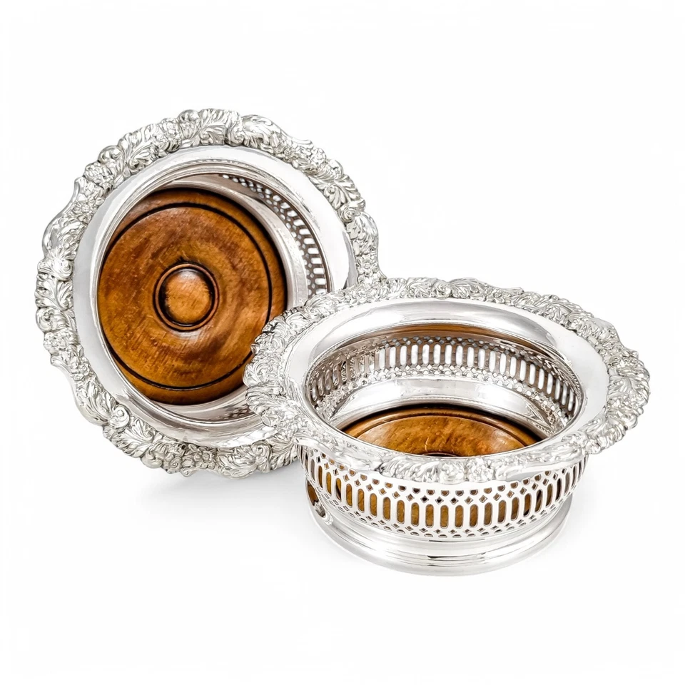 Par de posavasos antiguos tamaño magnum plateados con bordes rococó Foto 3 de 4