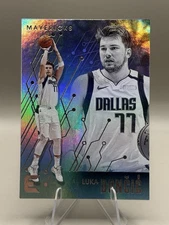2019-20 Panini Chronicles - Essentials Luka Dončić #206 Mavericks Lakers