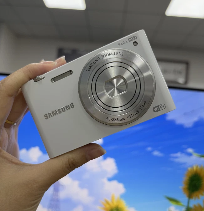 Samsung MV900f 16.0 MP 5xOptical Zoom Flip-out Vlog Camera White