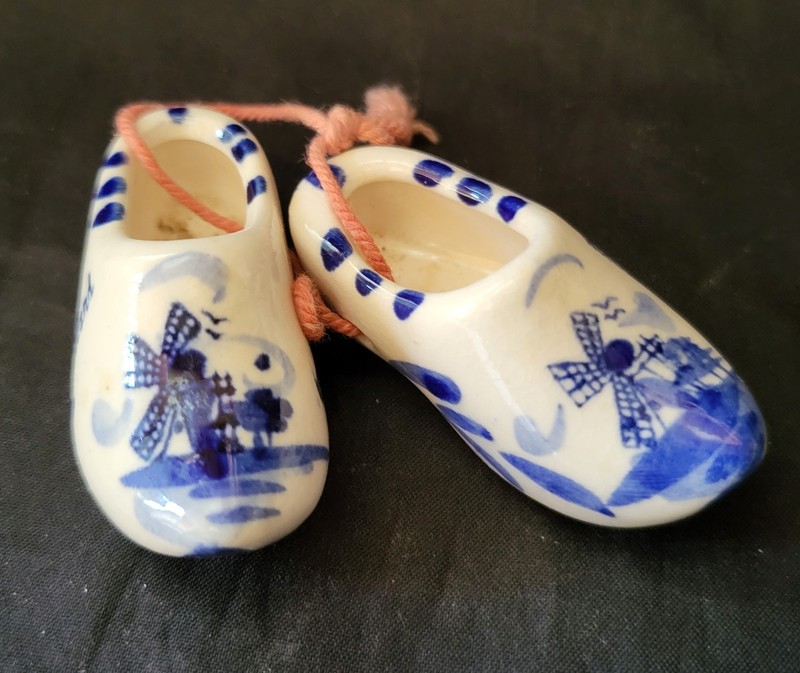 VINTAGE MINIATURE HOLLAND DELFT BLUE CERAMIC CLOGS WINDMILL HAND PAINTED