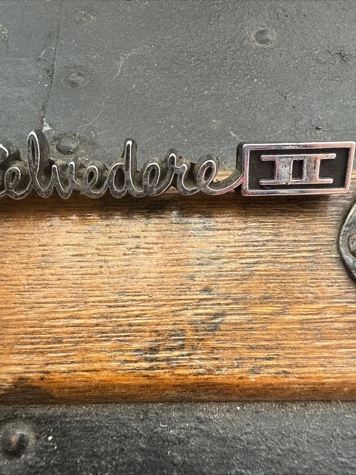 1967 Plymouth BELVEDERE II эмблема перчаточный ящик двери 67 товар #2661626 - Изображение 3 из 4