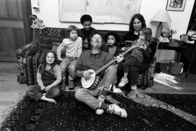 Folk singer environmental activist Pete Seeger with his banjo lead- Old Photo 4