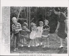 1963 Press Photo Mrs. Elmer Brady looks after Mrs. Andrew Fischer's kids in SD