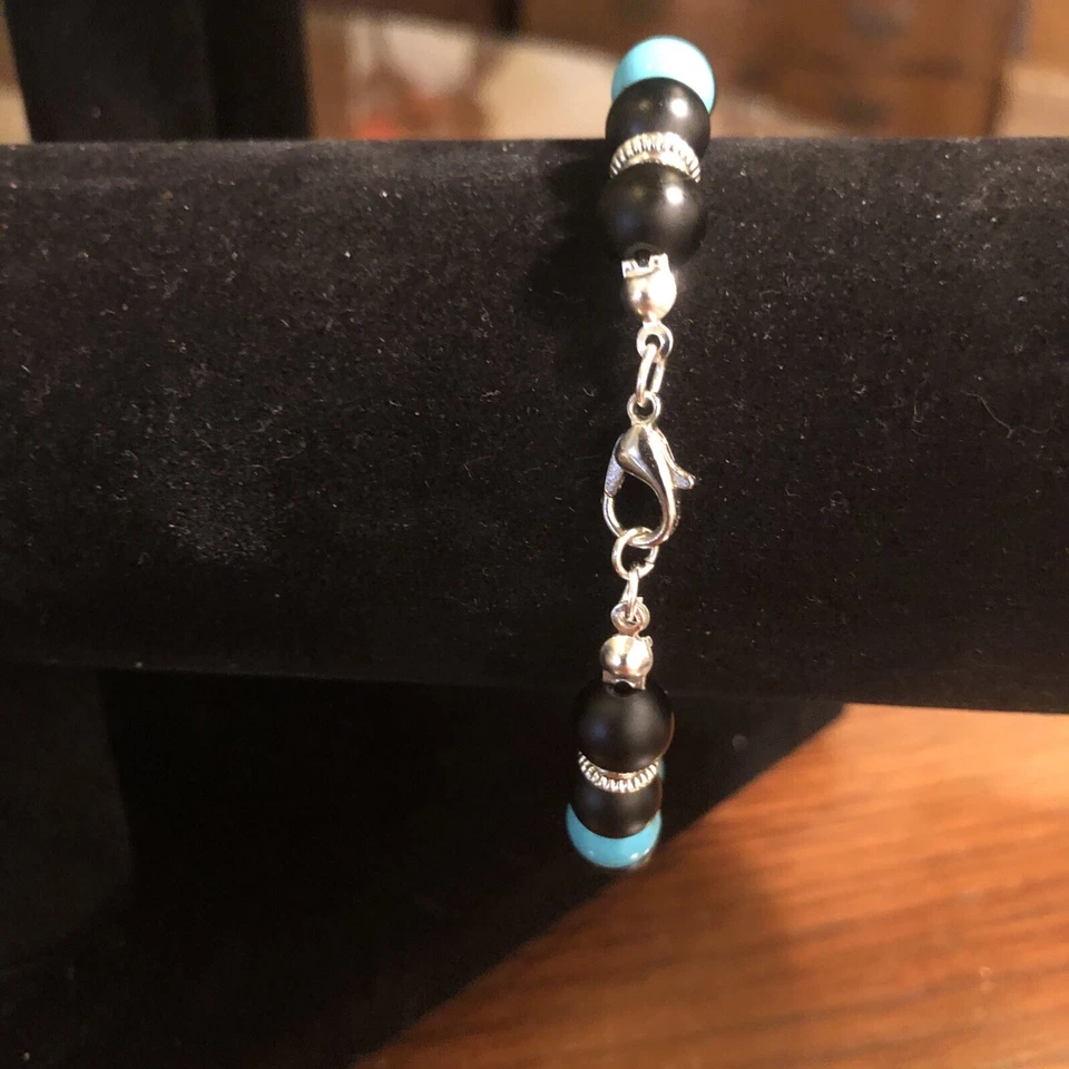 Natural stone blue howlite and black onyx bead bracelet - Image 3 of 4