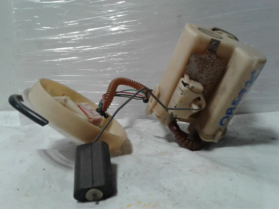 Used Fuel Pump fits: 2002 Ford Focus Pump Assembly without support rods from 12/ Foto 3 de 4