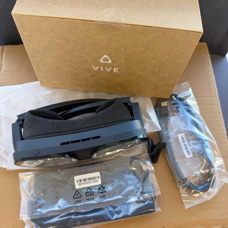 NEW HTC Vive Flow VR Headset (2Q7Y100) – Complete Set with Box & Accessories