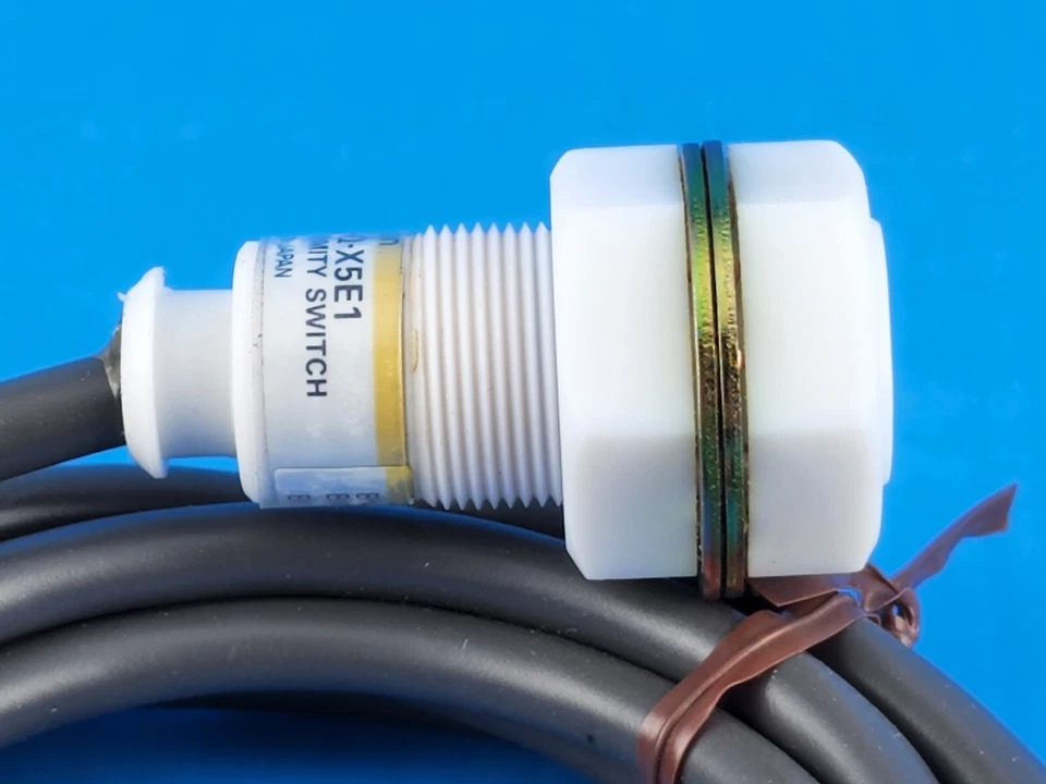 NEW Omron E2FQ-X5E1 Teflon Proximity Switch, M18, 5mm NPN-NO, 12-24VDC E2FQX5E1 - Image 3 of 4