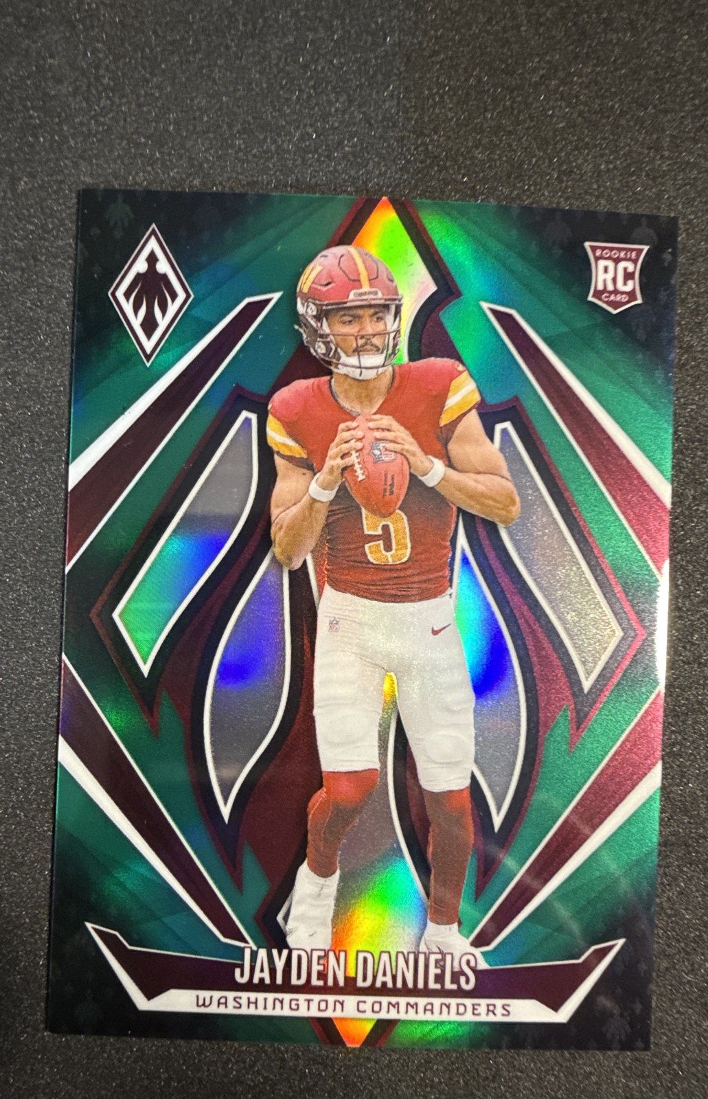 2024 Panini Phoenix - Rookies Jayden Daniels #198 Green Fade /199 (RC)