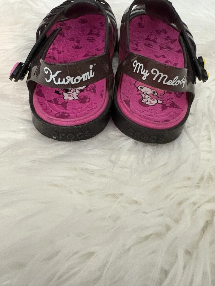 Sandália infantil Hello Kitty and Friends My Melody and Kuromi - Crocs tamanho c10 - Imagem 3 de 4