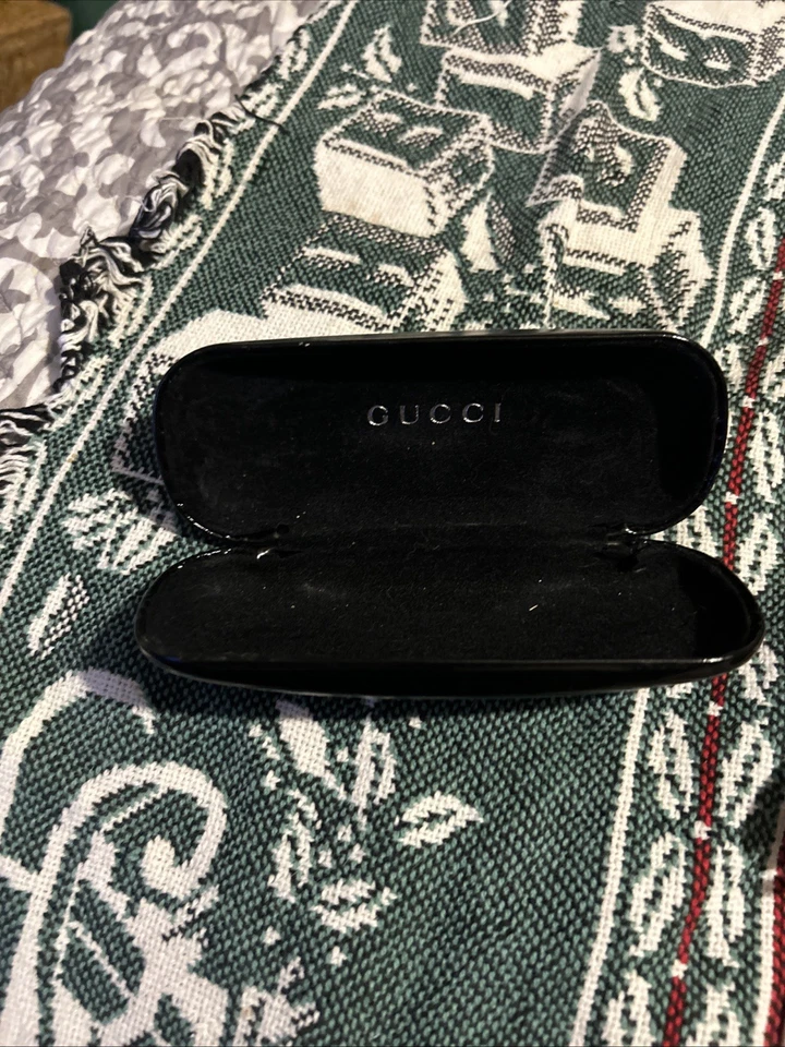 Gafas de sol Gucci blancas con montura ovalada hechas en Italia con estuche Foto 2 de 4