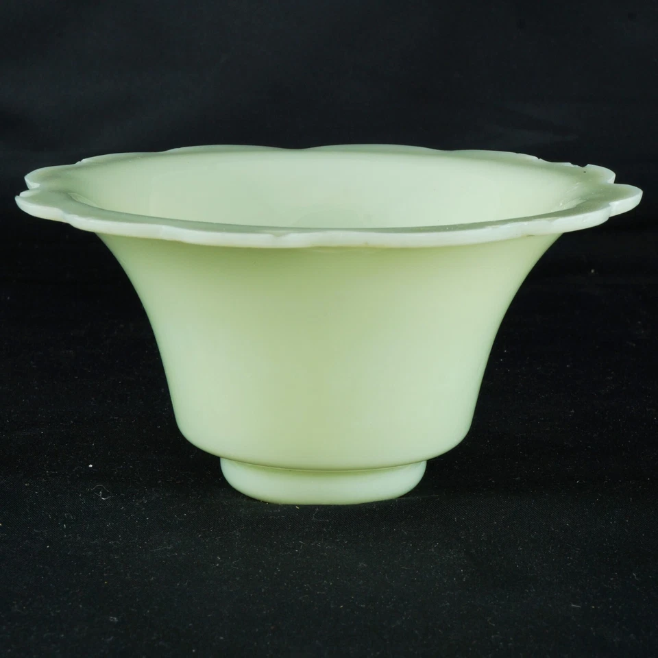 Cuenco chino con bordes festoneados de vidrio de Pekín alrededor de 1920 Foto 4 de 4