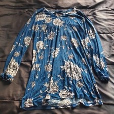 women med top long sleeve blue with flower print, longer length