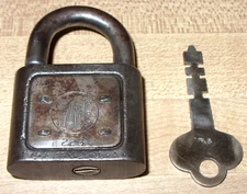 VINTAGE YALE MODEL 223 PADLOCK WITH KEY