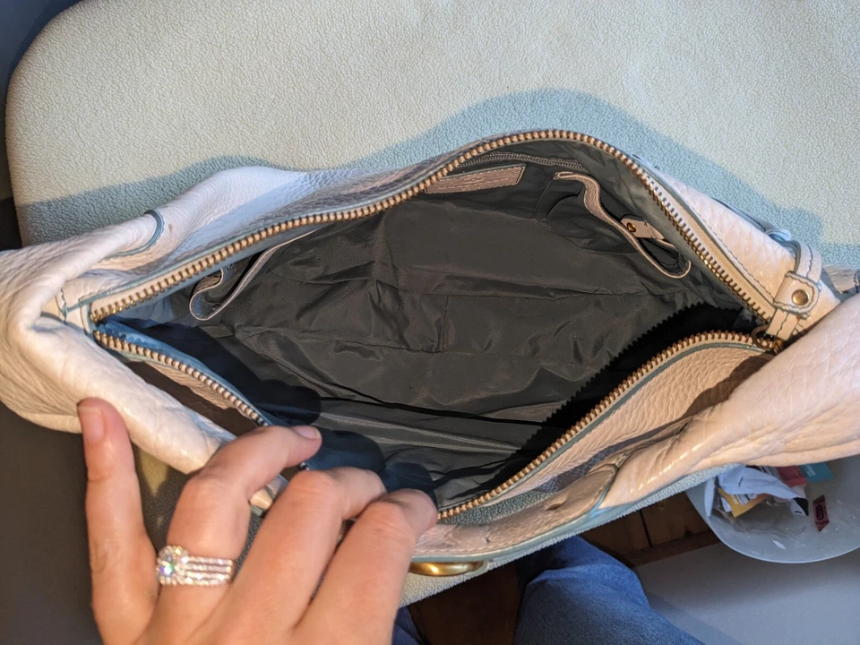 COLE HAAN Cuero Guijarro Blanco con Borla, Costuras Verde Azulado, Bolso de Hombro y Cartera  Foto 3 de 4