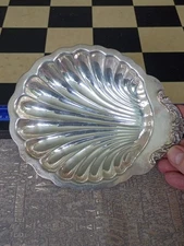 Vintage Oneida LTD Silver-plate Scallop-Shaped Serving Bowl w/ Legs 💥Best Offer