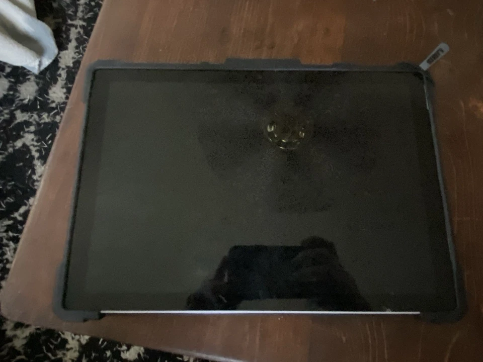 Portátil Microsoft Surface Pro 6, sin teclado, viene con estuche, pantalla con pequeño agujero apagado Foto 4 de 4