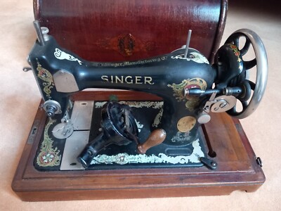 Alte Singer Nähmaschine mit Holzkasten und Tragegriff und Verschluss