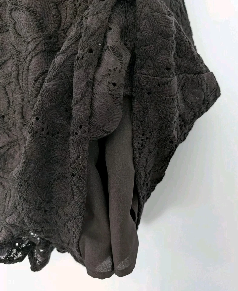 Mameluco de encaje negro BCBGeneration para mujer 0 pantalones cortos de hombro frío forrados cremallera trasera Foto 3 de 4