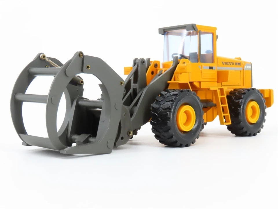 Volvo BM L150 Wheel Loader with Log Grapple - NZG 1:50 Scale Model #359.3 - Image 4 of 4