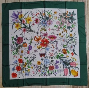 Gucci Foulard en soie fleurie bordure verte roulé à la main 33X33" Italie V Accornero vintage